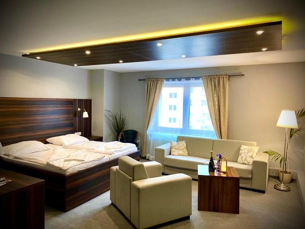 Hotel & Restaurant Pod Kastany Krupka Екстериор снимка